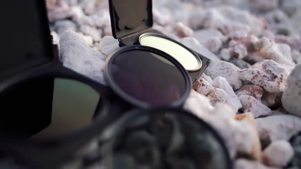 Polarizing filter shown being discussed against sky