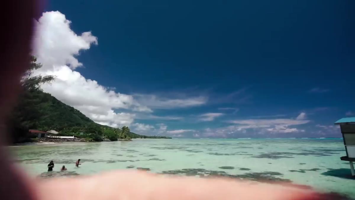 Wide-angle sky showing uneven polarization across the frame