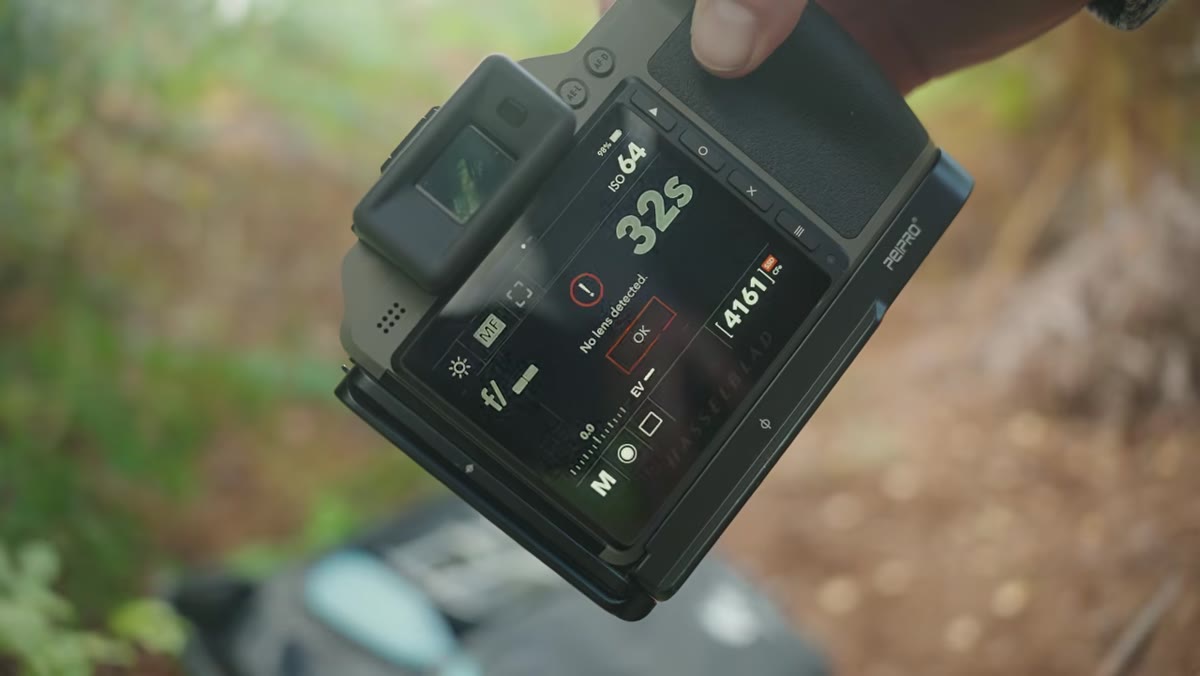 Camera screen showing &ldquo;lens not detected&rdquo; error message