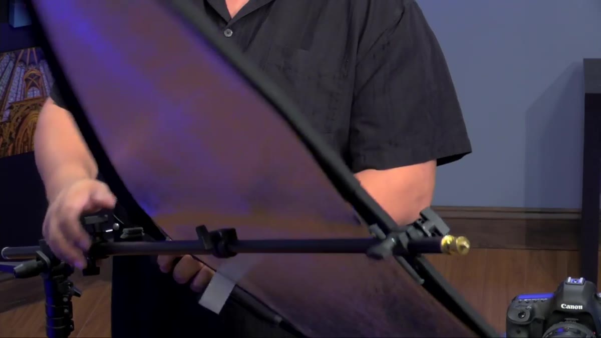 Second pincer clamp being tightened around the reflector&rsquo;s outer edge