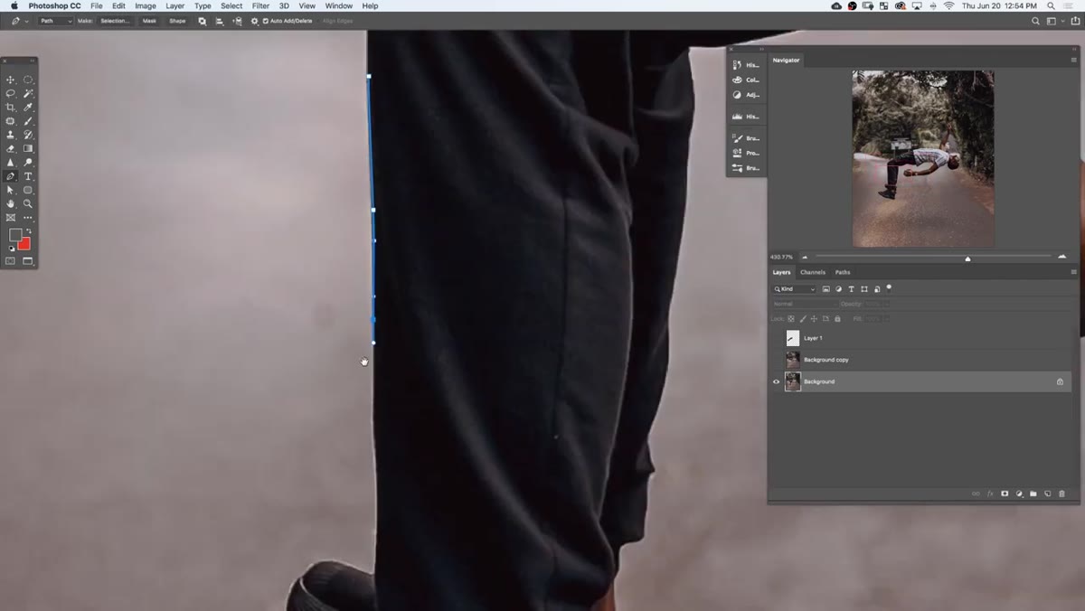 Pen tool tracing around the subject&rsquo;s legs