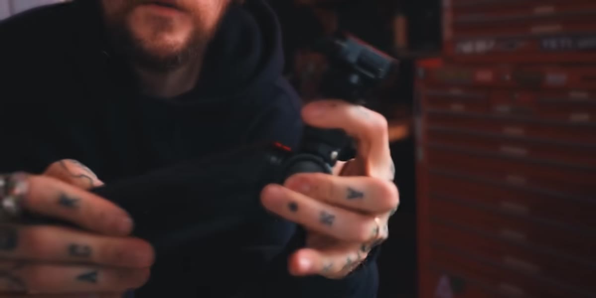 Ball head mounted and locked on the main hinge